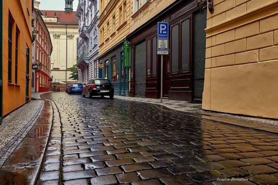 Apart Near The Charles Bridge Praag Buitenkant foto